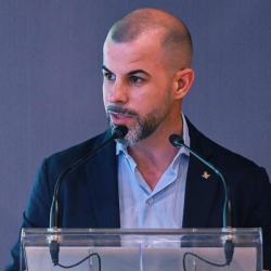 Manu Fajardo hablando ante los medios