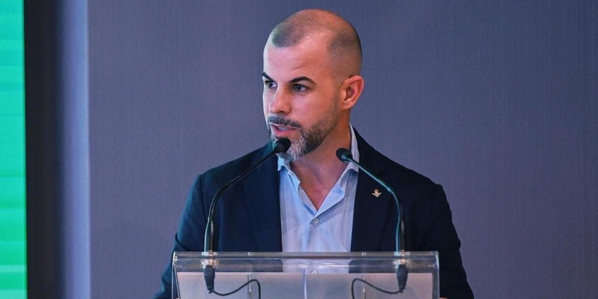 Manu Fajardo hablando ante los medios