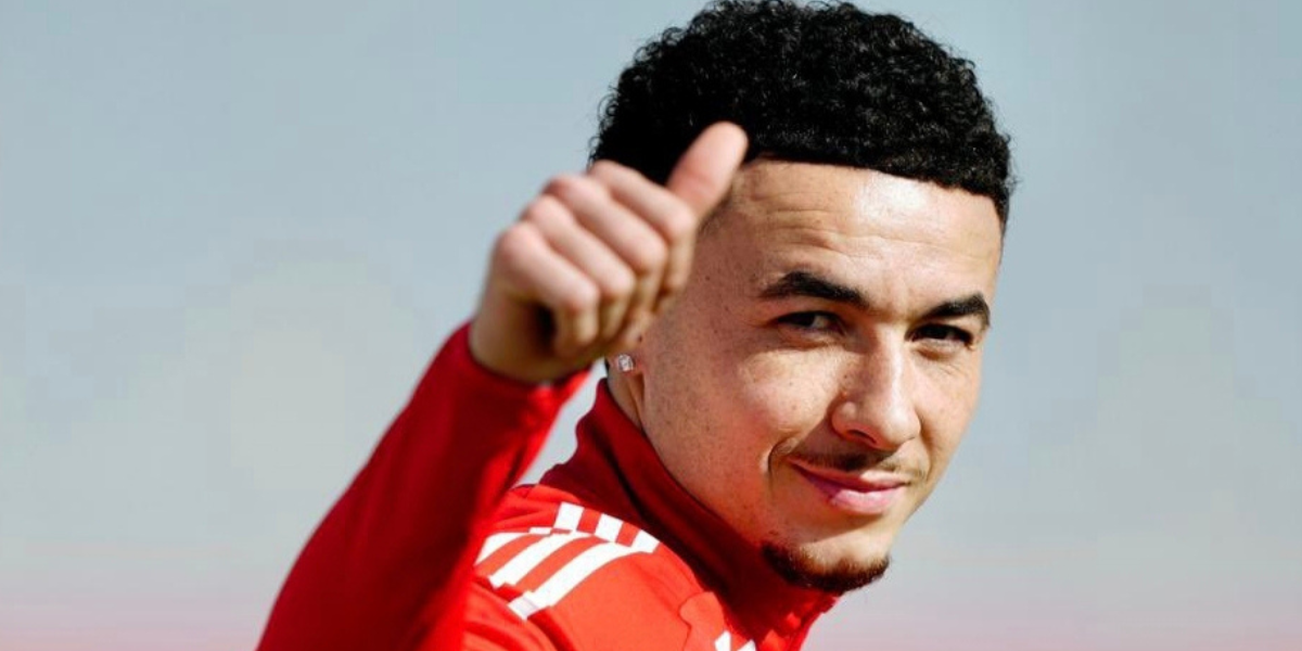 Rubén Vargas enseñando el pulgar 