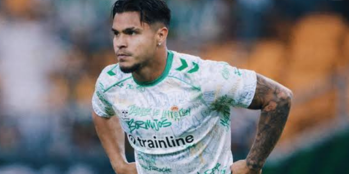 Cucho Hernández calentando 