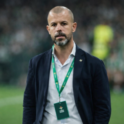 Manu Fajardo en el césped de la cartuja