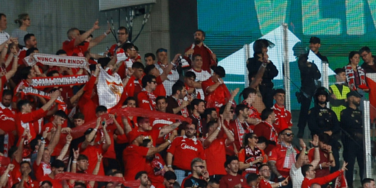 Aficionados sevillistas en La Cartuja