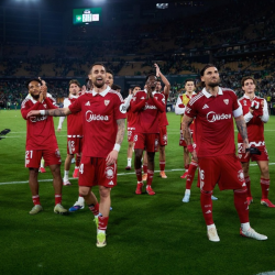 Los jugadores del Sevilla celebran el empate en el derbi