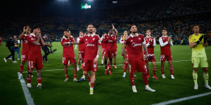 Los jugadores del Sevilla celebran el empate en el derbi