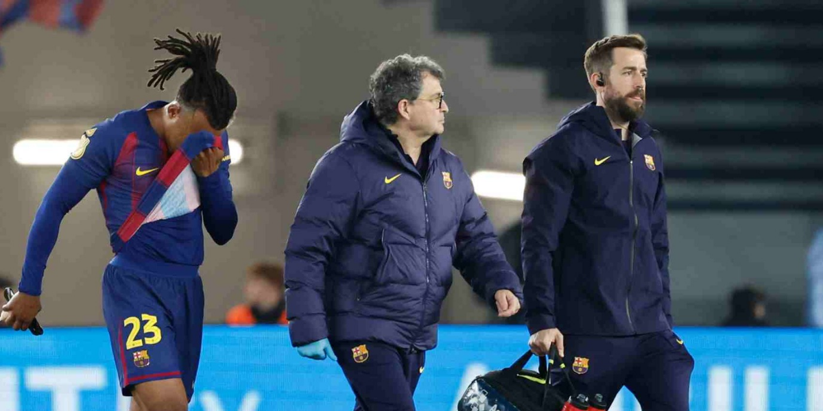 Kounde se tiene que ir del campo por lesión 