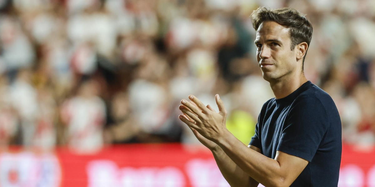 Íñigo Pérez en el césped aplaudiendo 