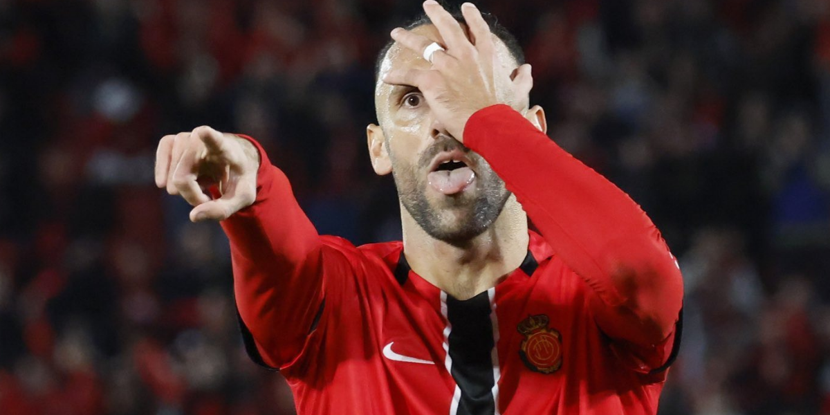 Muriqi tapándose un ojo 