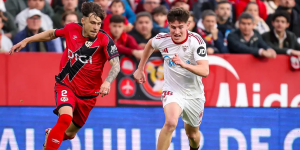 Oso frente a un jugador del Rayo Vallecano