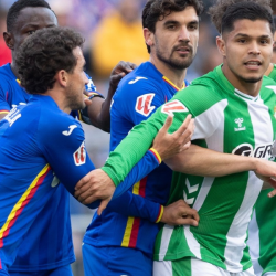 Cucho Hernández agarrado por Arambarri y más futbolistas del Getafe