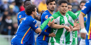 Cucho Hernández agarrado por Arambarri y más futbolistas del Getafe