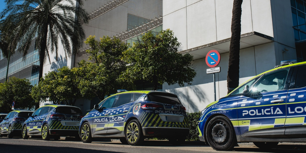 Varios coches de policía local en Sevilla