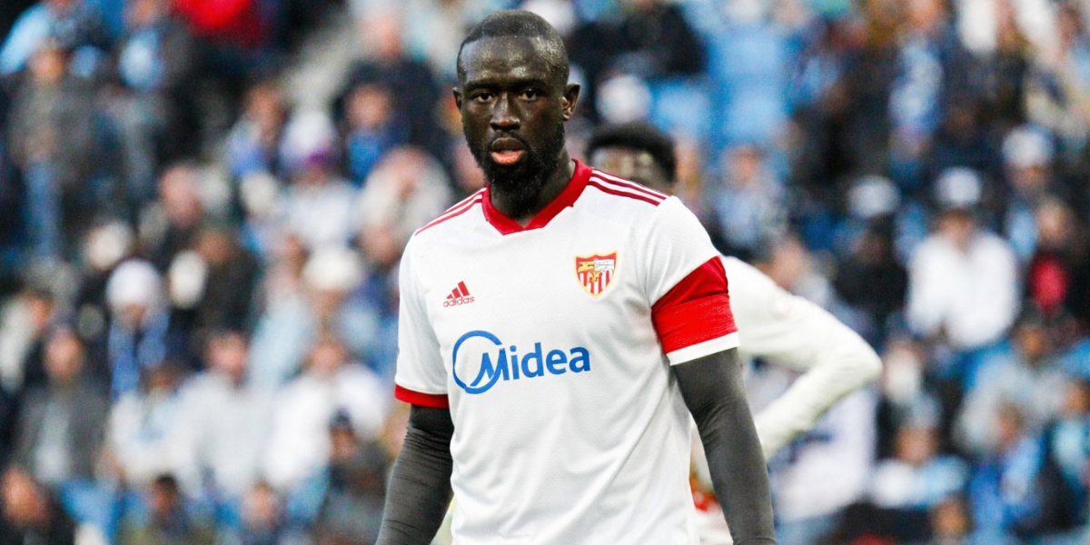 Arouna Sangante con la camiseta del Sevilla FC