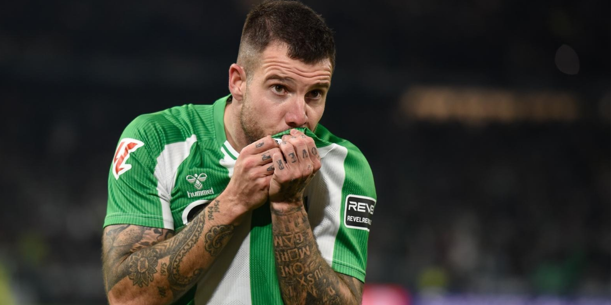 Aitor Ruibal besando el escudo del Betis 