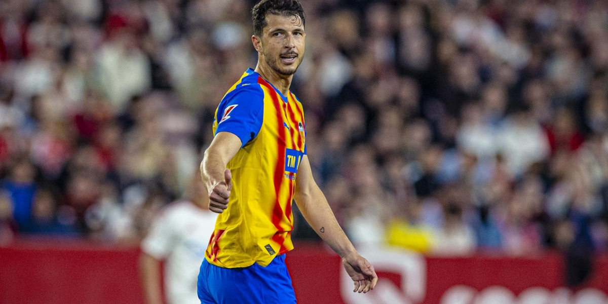 Guido Rodríguez organizando al equipo