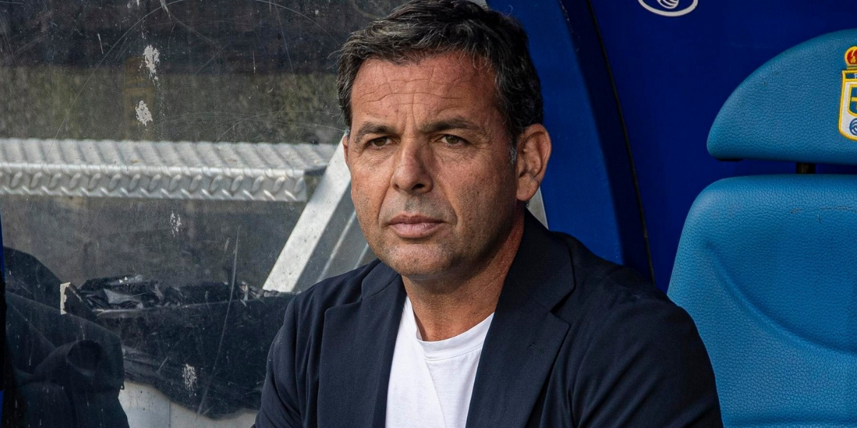 Javi Calleja en el banquillo del Oviedo 