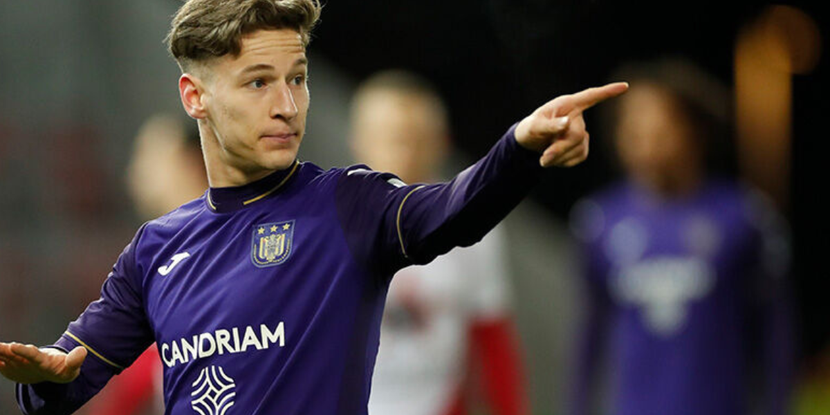 Yari Verschaeren con el Anderlecht jugando 
