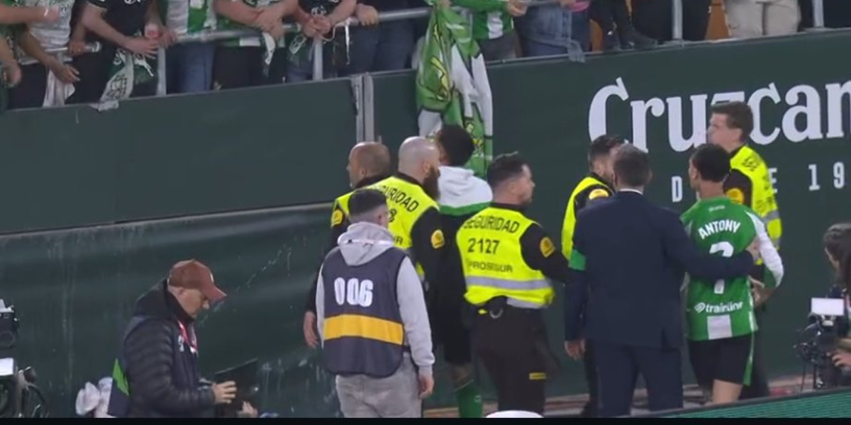 Lío tremendo en La Cartuja: Antony se encara con varios aficionados