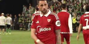 Januzaj provocando a la grada