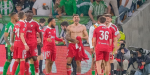 Los jugadores del Sevilla celebrando el segundo gol ante el Betis