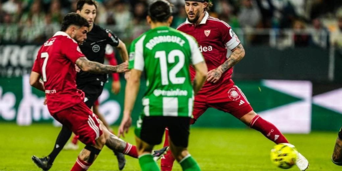 Isaac Romero tirando fuerte y marcando gol