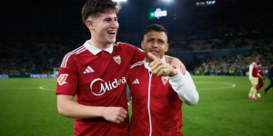 Oso con Alexis Sánchez celebrando