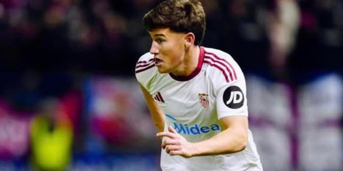 Oso corriendo por el campo con el Sevilla 