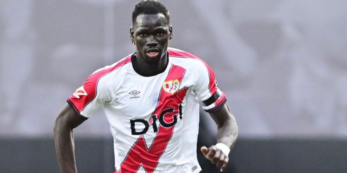 Pathé Ciss corriendo por el campo 