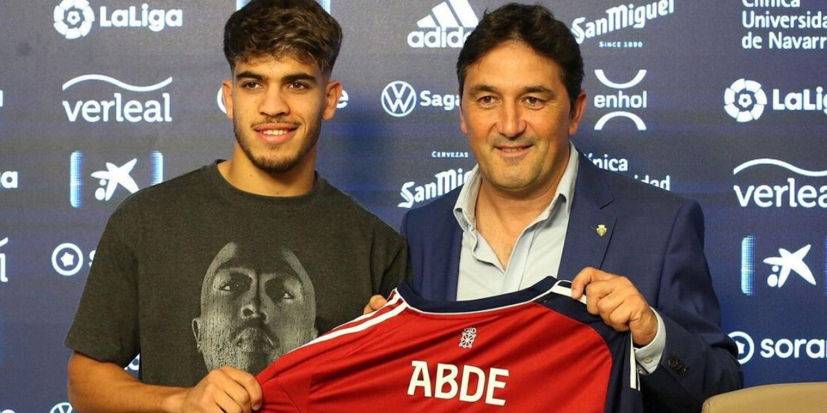Braulio Vázquez con Abde en la presentación del jugador con Osasuna