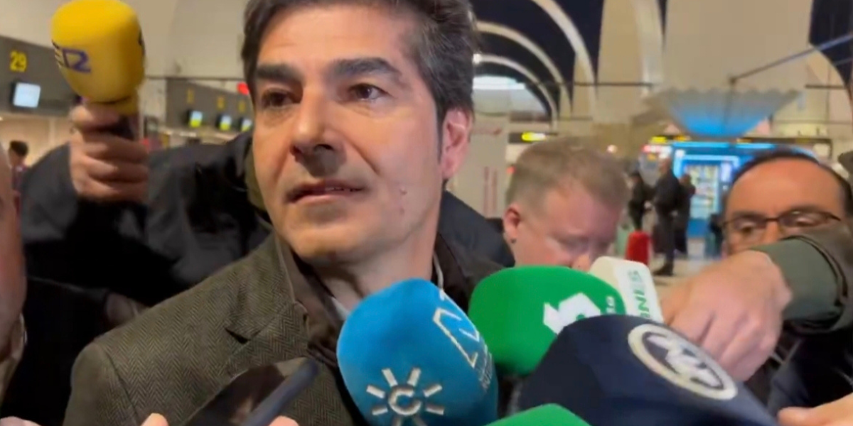 Ángel Haro atendiendo a los medios de comunicación antes de coger el vuelo hacia Atenas