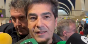 Ángel Haro atendiendo a los medios de comunicación antes de coger el vuelo hacia Atenas