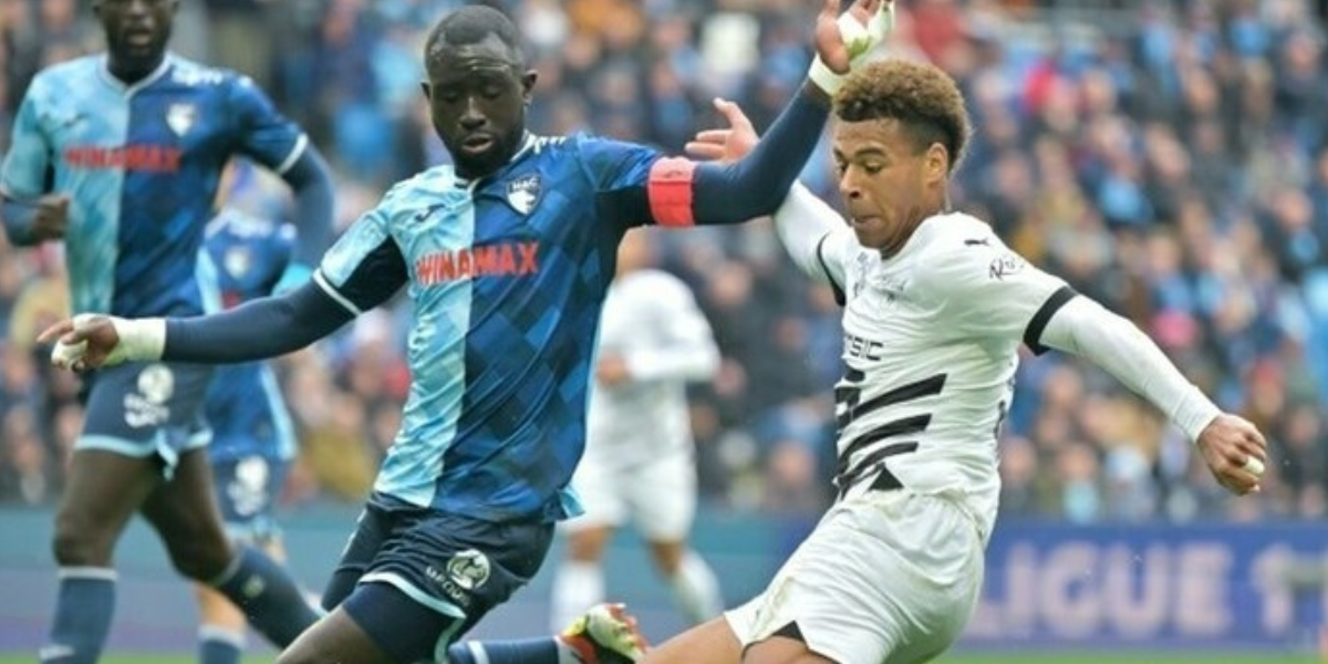 Sangante peleando el balón con un rival