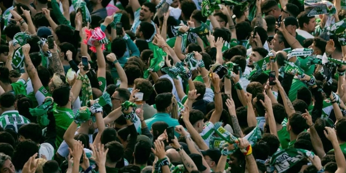 Afición del Betis celebrando gol 