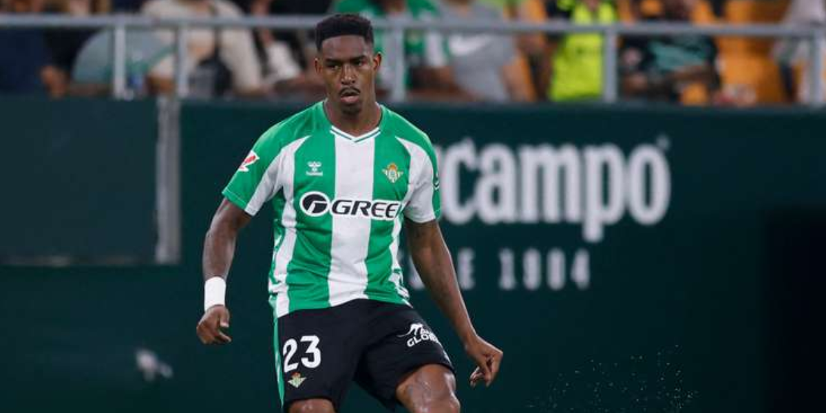 Junior Firpo tocando el balón