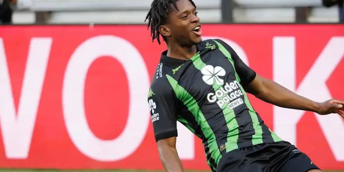 Nazinho celebrando gol 