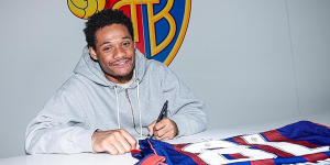 Julien Duranville en su presentación con el Basilea