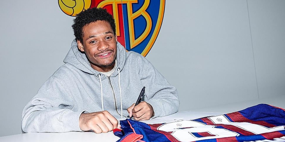 Julien Duranville en su presentación con el Basilea