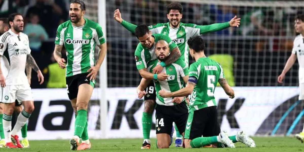 Los jugadores del Betis celebrando el gol de Amrabat