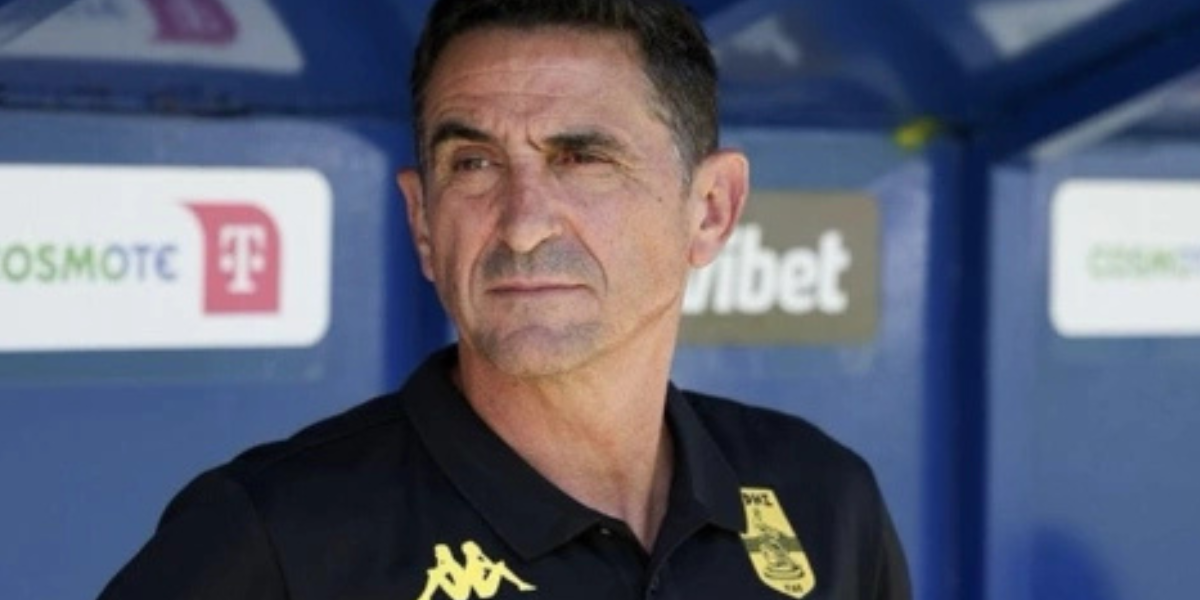 Manolo Jiménez en el banquillo del Aris de Salónica 