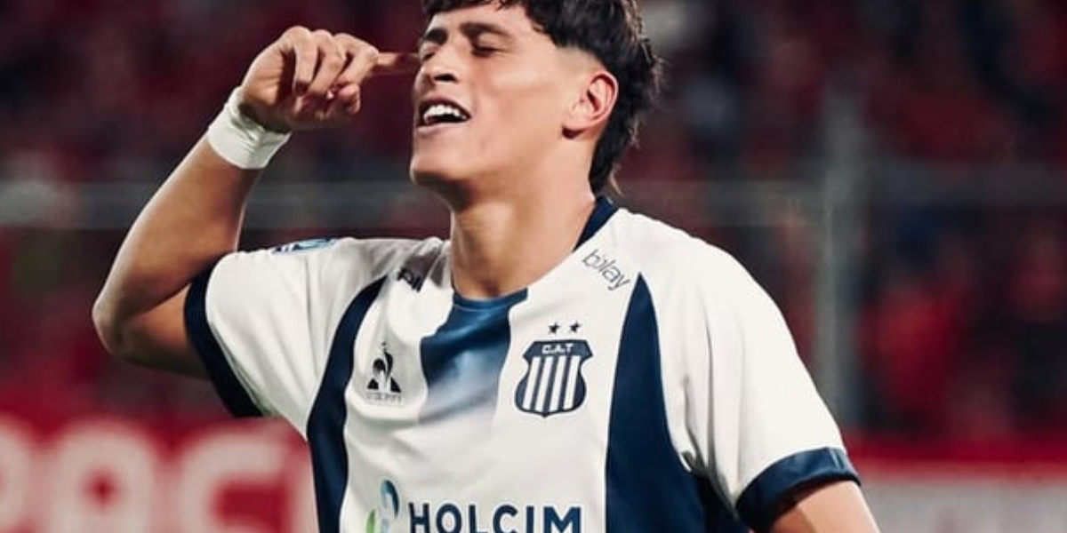 Valentín Dávila celebrando gol