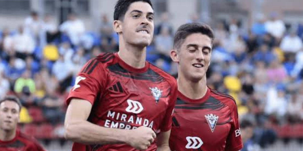 Carlos Fernández celebrando gol con el mirandés 