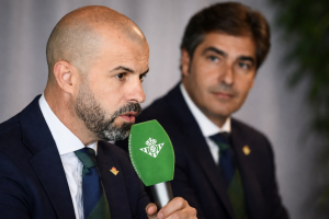 Bomba en La Liga: Los agentes de un técnico de nivel llaman al Real Betis