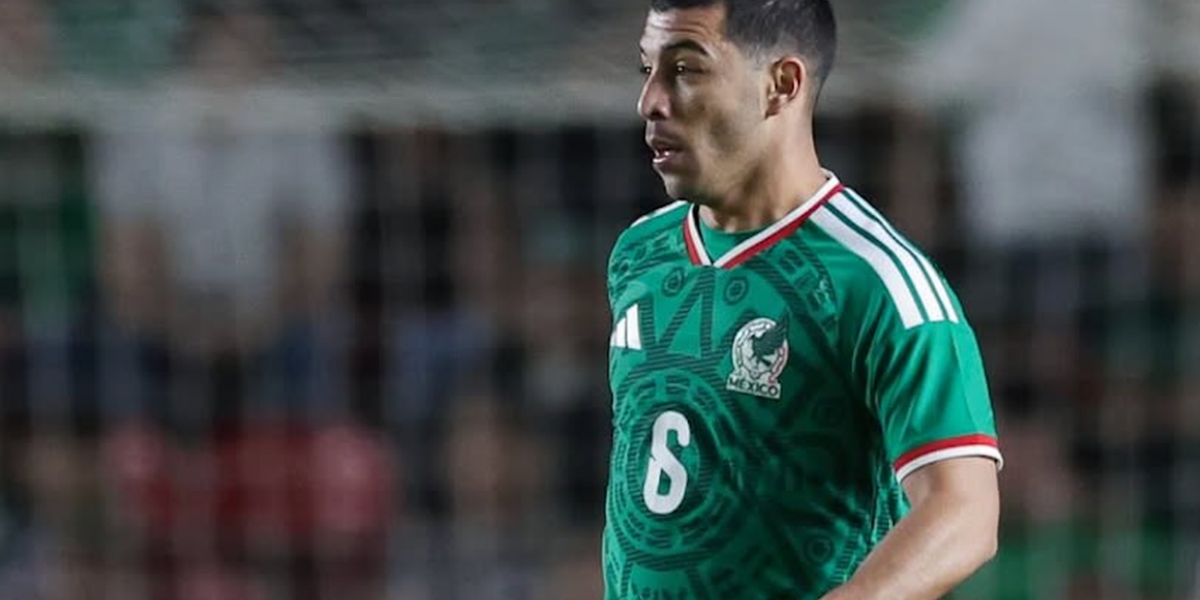Erik Lira jugando con México