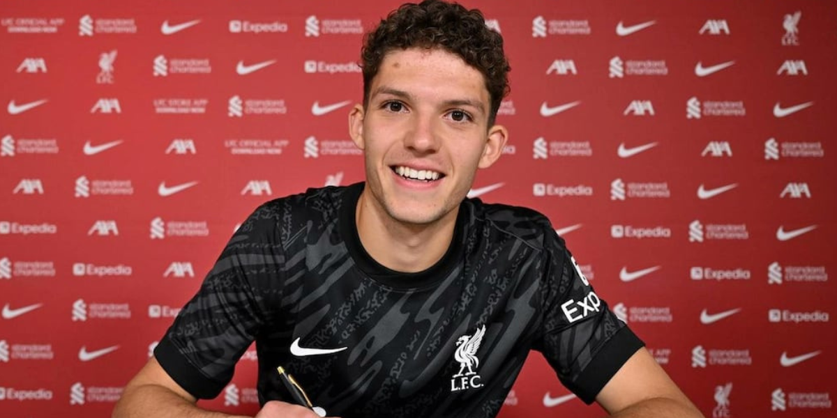Armin Pecsi firmando con el Liverpool