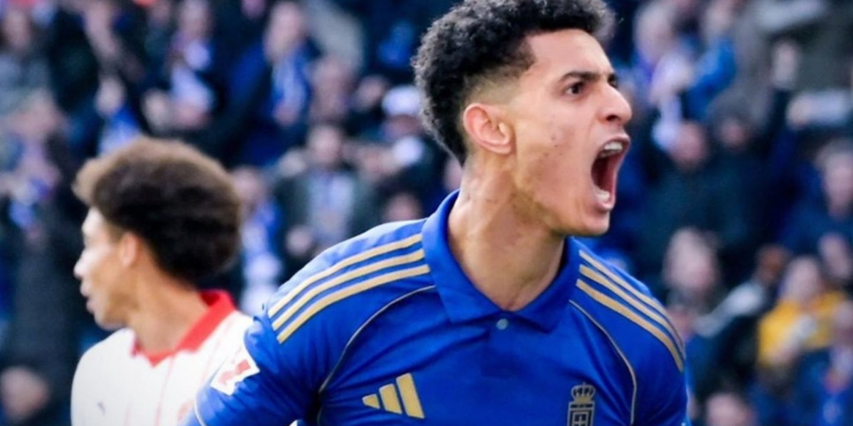 Ilyas Chaira celebrando gol con el Oviedo
