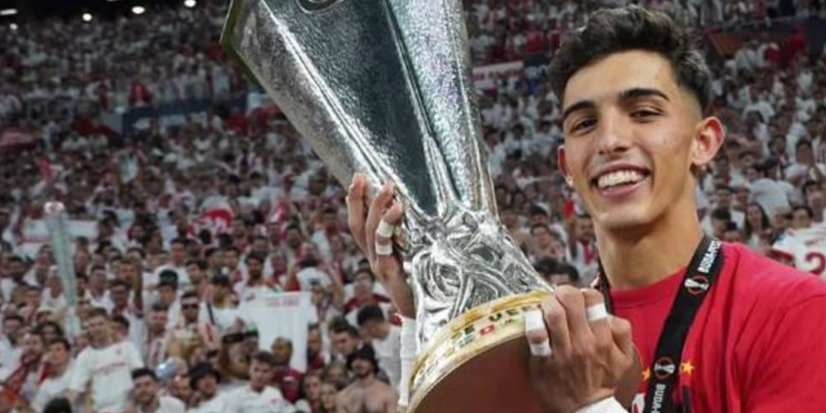 Alberto Flores levantando la copa de la UEFA Europa League